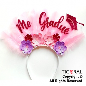 VINCHA ME GRADUE DECORADA CON PLUMAS Y FLORES ROSAS x 1