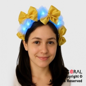 VINCHA CON 7 FLORCITAS TELA LUMINOSA BLANCO Y DORADO x 1