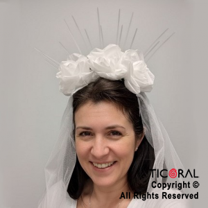 VINCHA PRECINTOS TUL CON FLORES BLANCAS x 1